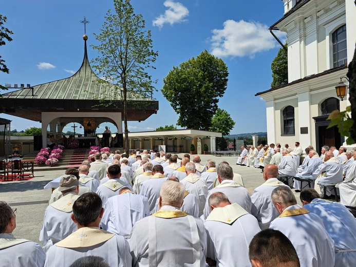 Pielgrzymka tarnowskich kapłanów do Tuchowa