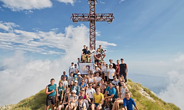 Na wyprawach nie brakuje czasu na modlitwę i Eucharystię, która choć bywa odprawiana w plenerze, zawsze jest dobrze przygotowana