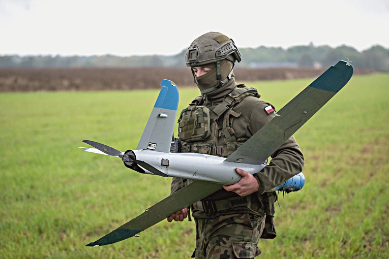 Dron waży zaledwie 5 kg  i może go przenosić  jeden człowiek 