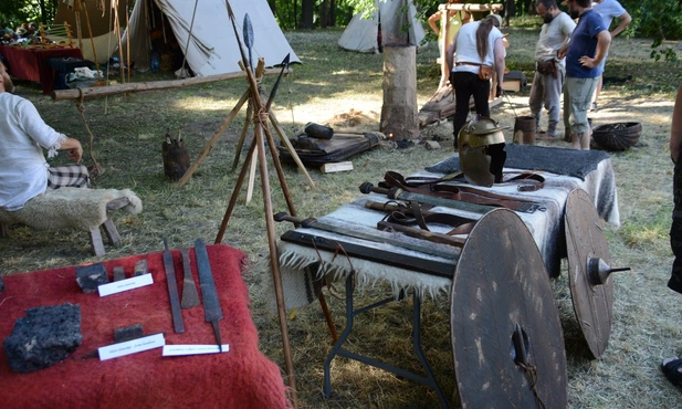 Miasteczko Śląskie. W niedzielę festiwal pradawnych rzemiosł "Dymarki Śląskie"