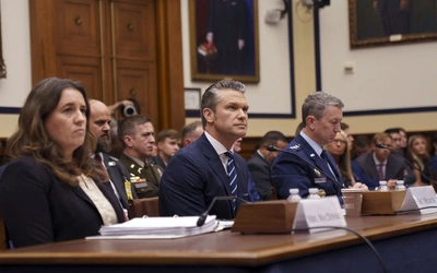 Pete Hegseth (w środku)