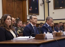 Pete Hegseth (w środku)