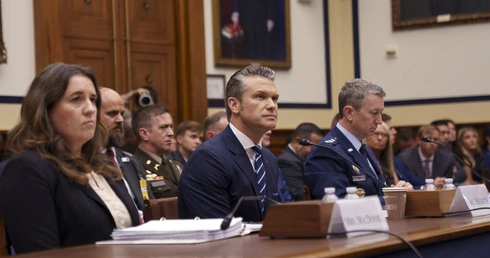 Pete Hegseth (w środku)