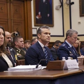 Pete Hegseth (w środku)