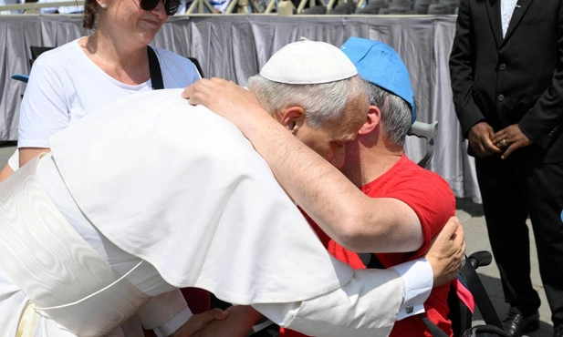 Papież Leon z chorymi i niepełnosprawnymi
