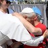 Papież Leon z chorymi i niepełnosprawnymi
