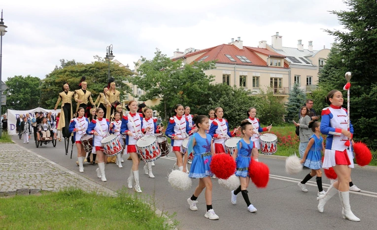 Barwny korowód przeszedł na Rynek.