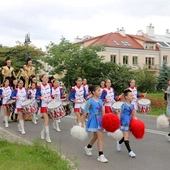 Barwny korowód przeszedł na Rynek.