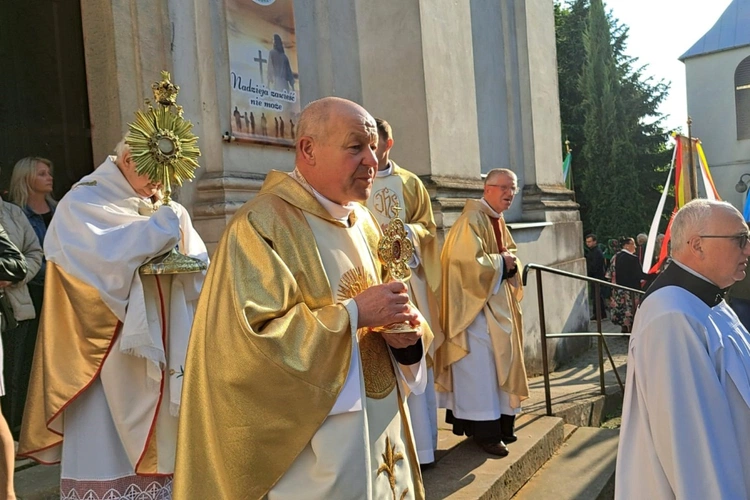 W procesji eucharystycznej monstrancję niósł ks. inf. Stanisław Pindera, relikwiarz - ks. Stanisław Rożej.