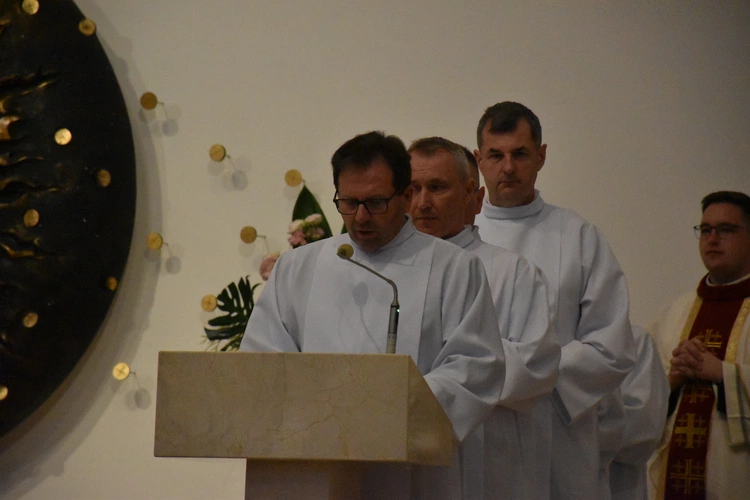 Promocja nowych nadzwyczajnych szafarzy Komunii Świętej 