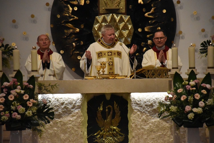 Promocja nowych nadzwyczajnych szafarzy Komunii Świętej 