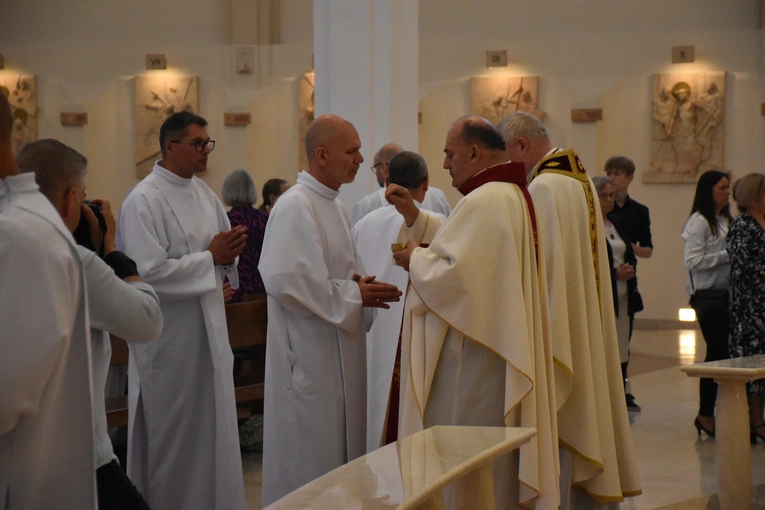 Promocja nowych nadzwyczajnych szafarzy Komunii Świętej 