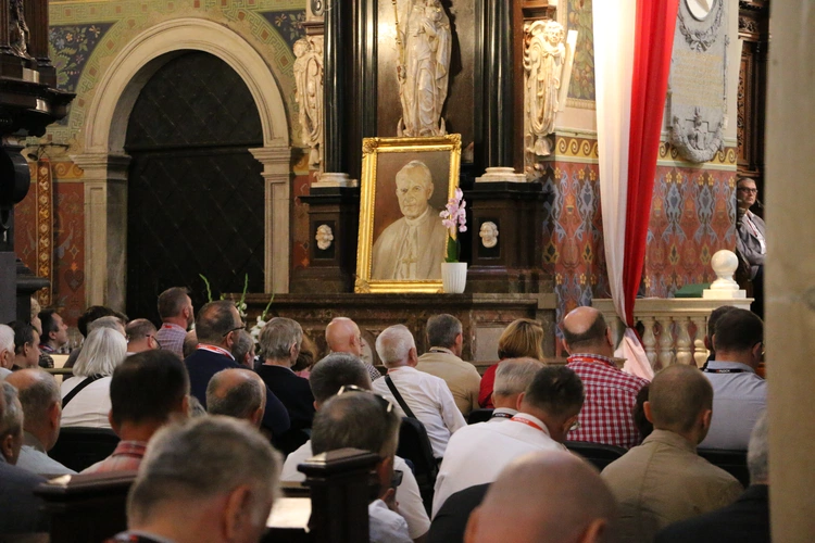 Płock. XII Ogólnopolska Pielgrzymka Nadzwyczajnych Szafarzy Komunii Świętej - cz.I