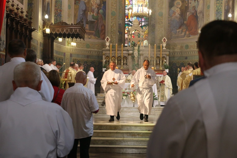 Płock. XII Ogólnopolska Pielgrzymka Nadzwyczajnych Szafarzy Komunii Świętej - cz.II
