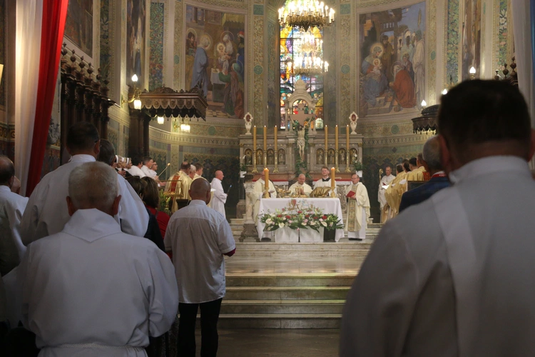 Płock. XII Ogólnopolska Pielgrzymka Nadzwyczajnych Szafarzy Komunii Świętej - cz.II