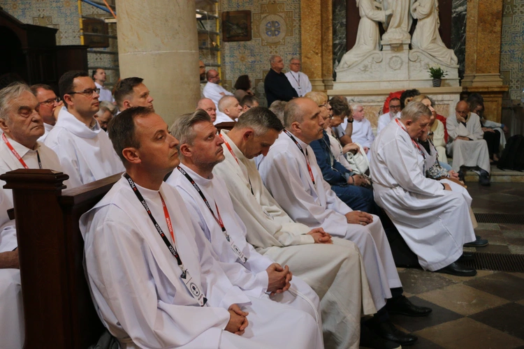 Płock. XII Ogólnopolska Pielgrzymka Nadzwyczajnych Szafarzy Komunii Świętej - cz.II