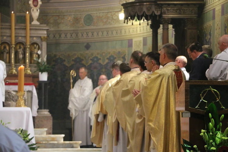 Płock. XII Ogólnopolska Pielgrzymka Nadzwyczajnych Szafarzy Komunii Świętej - cz.II