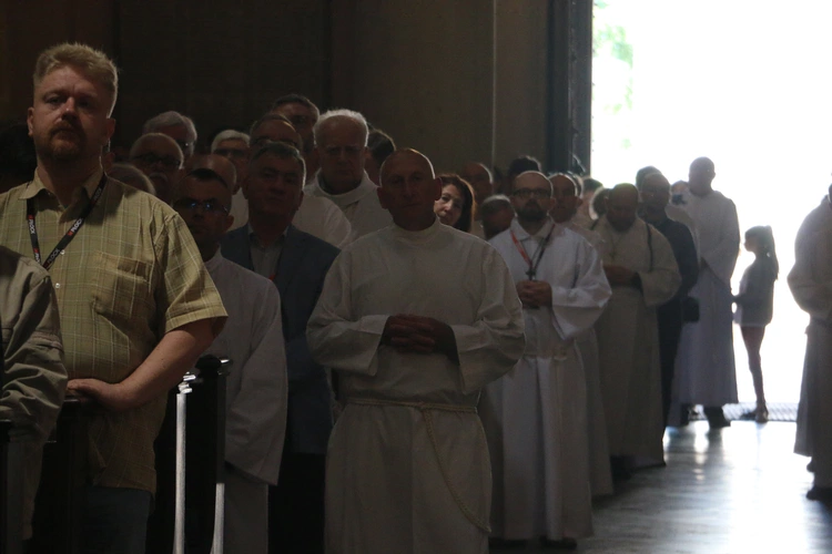 Płock. XII Ogólnopolska Pielgrzymka Nadzwyczajnych Szafarzy Komunii Świętej - cz.II
