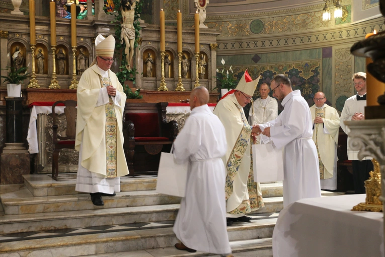 Płock. XII Ogólnopolska Pielgrzymka Nadzwyczajnych Szafarzy Komunii Świętej - cz.II