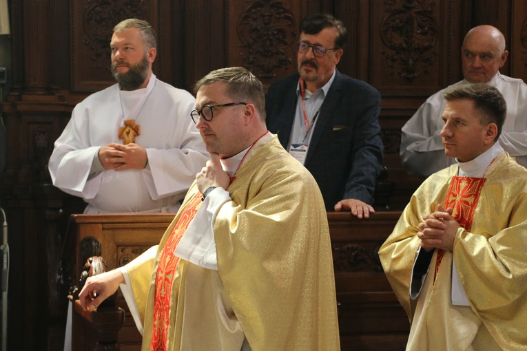 Płock. XII Ogólnopolska Pielgrzymka Nadzwyczajnych Szafarzy Komunii Świętej - cz.II