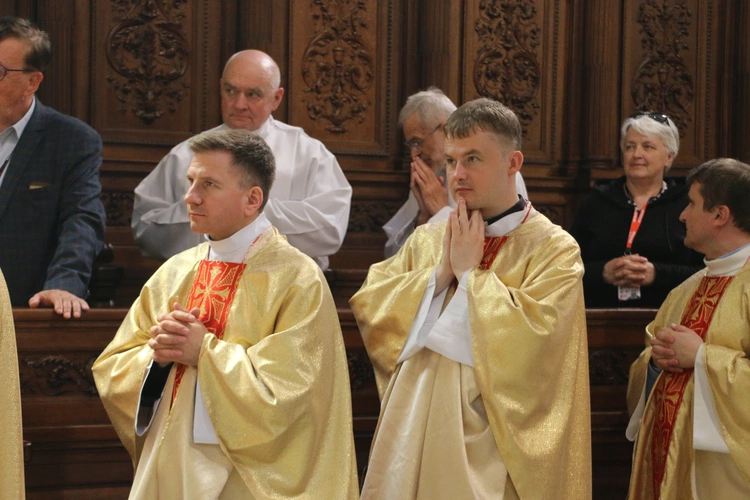 Płock. XII Ogólnopolska Pielgrzymka Nadzwyczajnych Szafarzy Komunii Świętej - cz.II