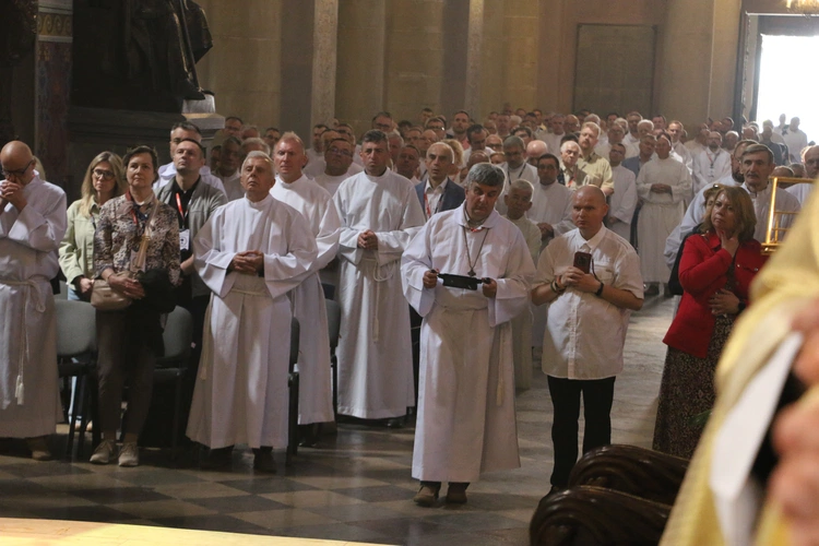 Płock. XII Ogólnopolska Pielgrzymka Nadzwyczajnych Szafarzy Komunii Świętej - cz.II