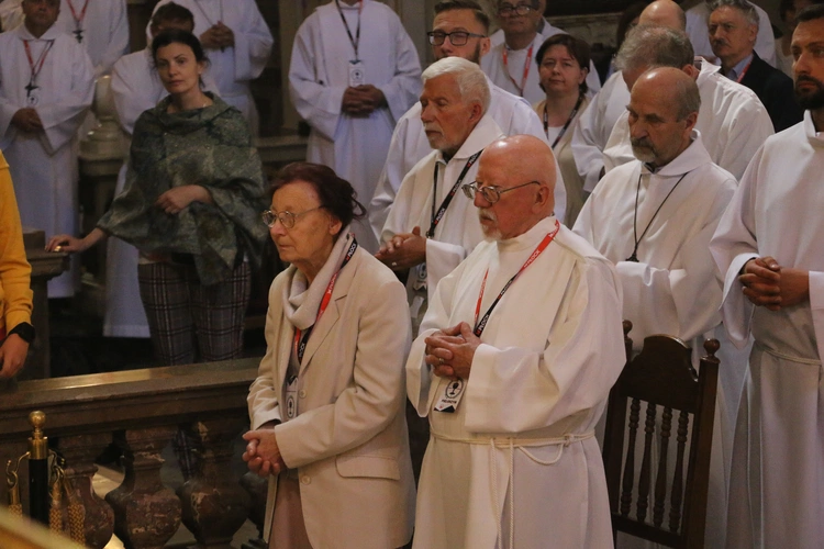 Płock. XII Ogólnopolska Pielgrzymka Nadzwyczajnych Szafarzy Komunii Świętej - cz.II