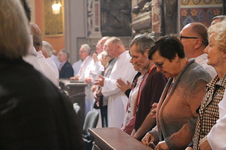 Płock. XII Ogólnopolska Pielgrzymka Nadzwyczajnych Szafarzy Komunii Świętej - cz.II