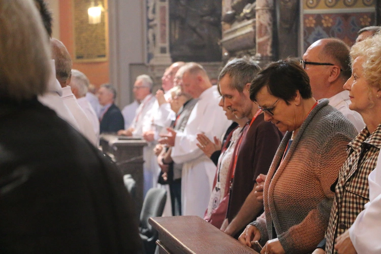 Płock. XII Ogólnopolska Pielgrzymka Nadzwyczajnych Szafarzy Komunii Świętej - cz.II