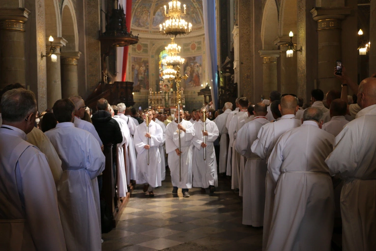 Płock. XII Ogólnopolska Pielgrzymka Nadzwyczajnych Szafarzy Komunii Świętej - cz.II