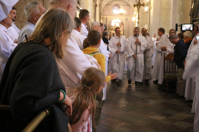 Płock. XII Ogólnopolska Pielgrzymka Nadzwyczajnych Szafarzy Komunii Świętej - cz.II