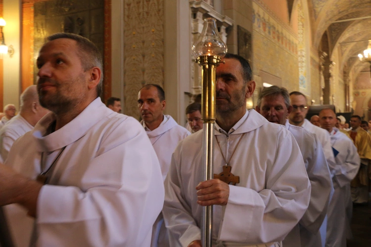 Płock. XII Ogólnopolska Pielgrzymka Nadzwyczajnych Szafarzy Komunii Świętej - cz.II