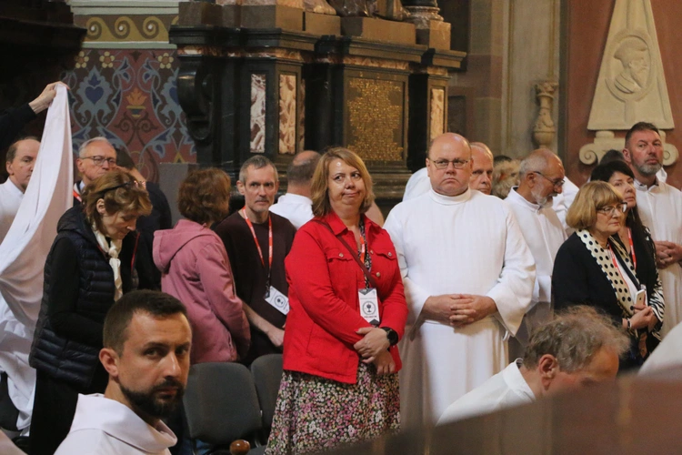 Płock. XII Ogólnopolska Pielgrzymka Nadzwyczajnych Szafarzy Komunii Świętej - cz.II