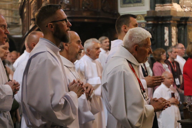 Płock. XII Ogólnopolska Pielgrzymka Nadzwyczajnych Szafarzy Komunii Świętej - cz.II