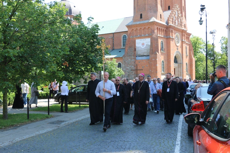 Płock. XII Ogólnopolska Pielgrzymka Nadzwyczajnych Szafarzy Komunii Świętej - cz. III