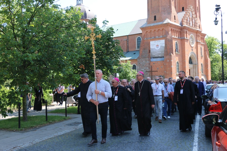 Płock. XII Ogólnopolska Pielgrzymka Nadzwyczajnych Szafarzy Komunii Świętej - cz. III