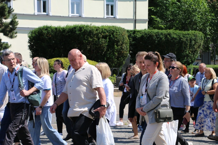 Płock. XII Ogólnopolska Pielgrzymka Nadzwyczajnych Szafarzy Komunii Świętej - cz. III