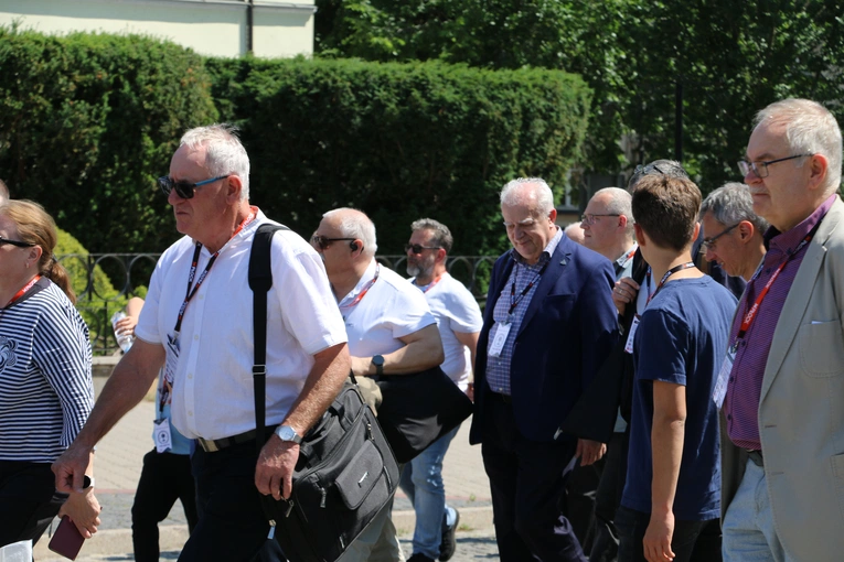 Płock. XII Ogólnopolska Pielgrzymka Nadzwyczajnych Szafarzy Komunii Świętej - cz. III