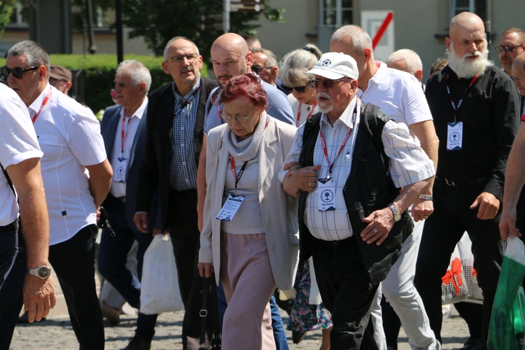 Płock. XII Ogólnopolska Pielgrzymka Nadzwyczajnych Szafarzy Komunii Świętej - cz. III