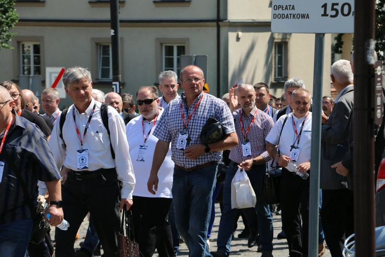 Płock. XII Ogólnopolska Pielgrzymka Nadzwyczajnych Szafarzy Komunii Świętej - cz. III
