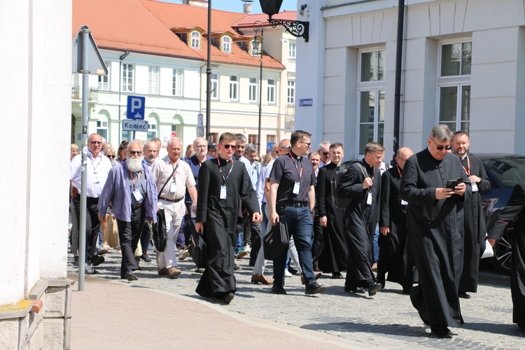 Płock. XII Ogólnopolska Pielgrzymka Nadzwyczajnych Szafarzy Komunii Świętej - cz. III