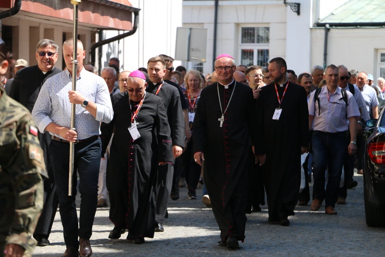 Płock. XII Ogólnopolska Pielgrzymka Nadzwyczajnych Szafarzy Komunii Świętej - cz. III