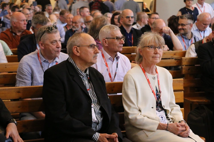 Płock. XII Ogólnopolska Pielgrzymka Nadzwyczajnych Szafarzy Komunii Świętej - cz. III