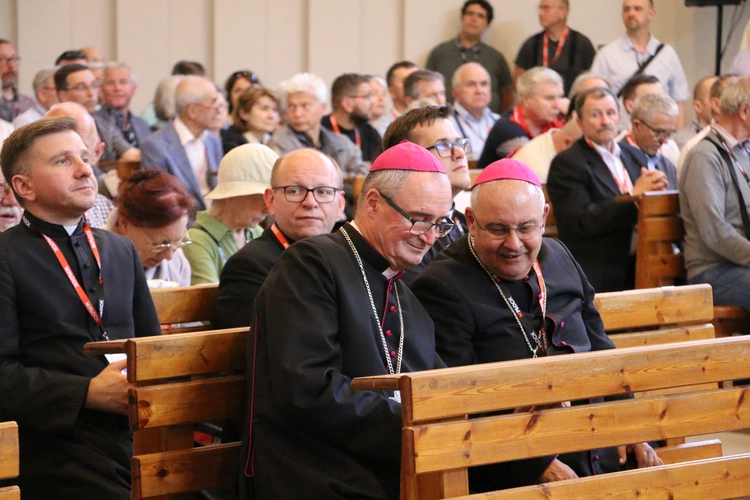 Płock. XII Ogólnopolska Pielgrzymka Nadzwyczajnych Szafarzy Komunii Świętej - cz. III