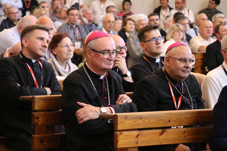 Płock. XII Ogólnopolska Pielgrzymka Nadzwyczajnych Szafarzy Komunii Świętej - cz. III