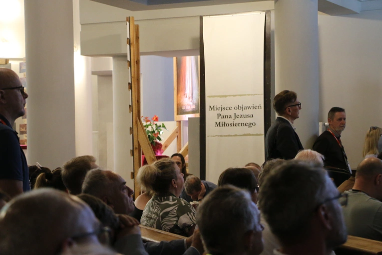 Płock. XII Ogólnopolska Pielgrzymka Nadzwyczajnych Szafarzy Komunii Świętej - cz. III