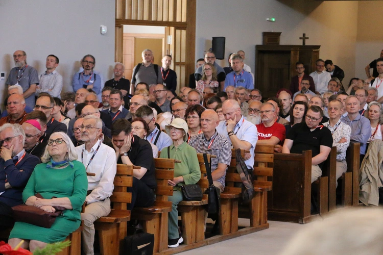 Płock. XII Ogólnopolska Pielgrzymka Nadzwyczajnych Szafarzy Komunii Świętej - cz. III
