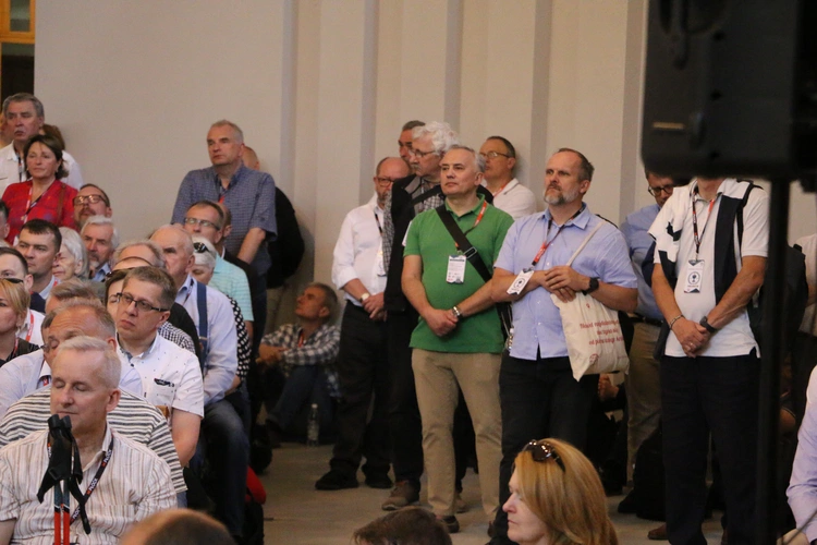 Płock. XII Ogólnopolska Pielgrzymka Nadzwyczajnych Szafarzy Komunii Świętej - cz. III