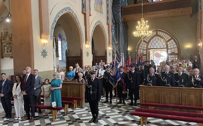 Samorządowcy i strażacy u Matki Bożej Bolesnej w Sulisławicach