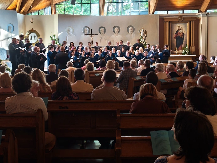 Chór parafii NMP Wspomożenia Wiernych w Zalesiu Dolnym